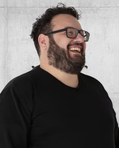 Ein Portrait von Dominik Mayer, zuständig für Grafiken, 3D Animationen und Webentwicklung in unserer Webagentur Berlin 